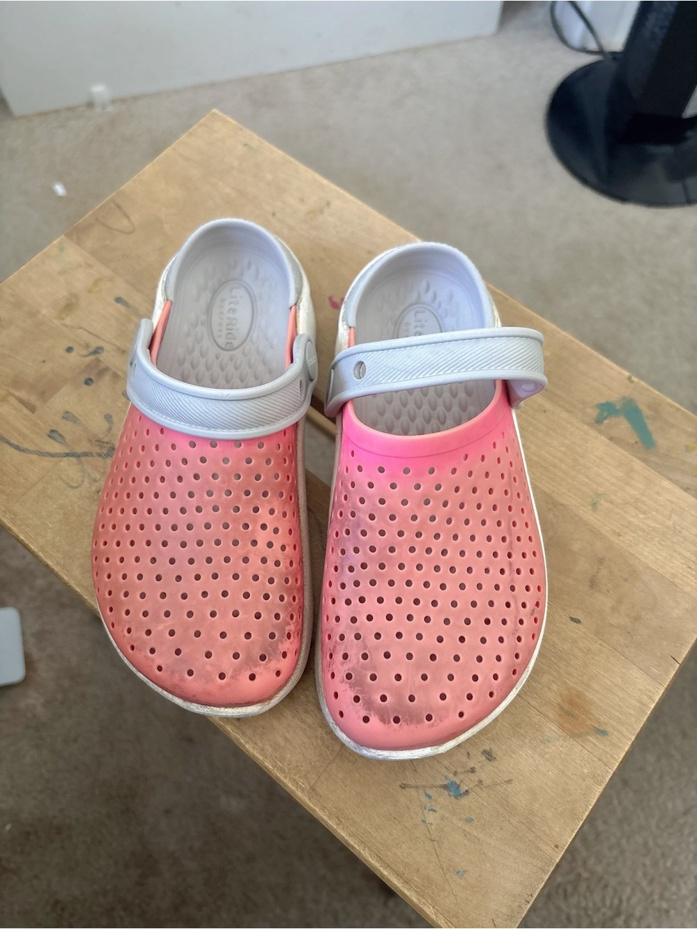Crocs girl pink slipper shoes Crocs Clog LITE RIDE White And Pink Band kid’s sli